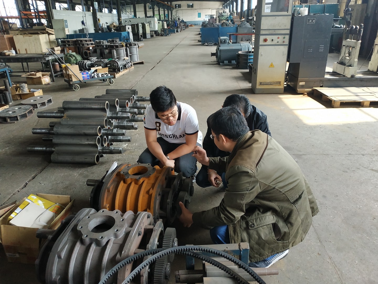 Roots blower customers come to Dacheng Machinery to visit and inspect