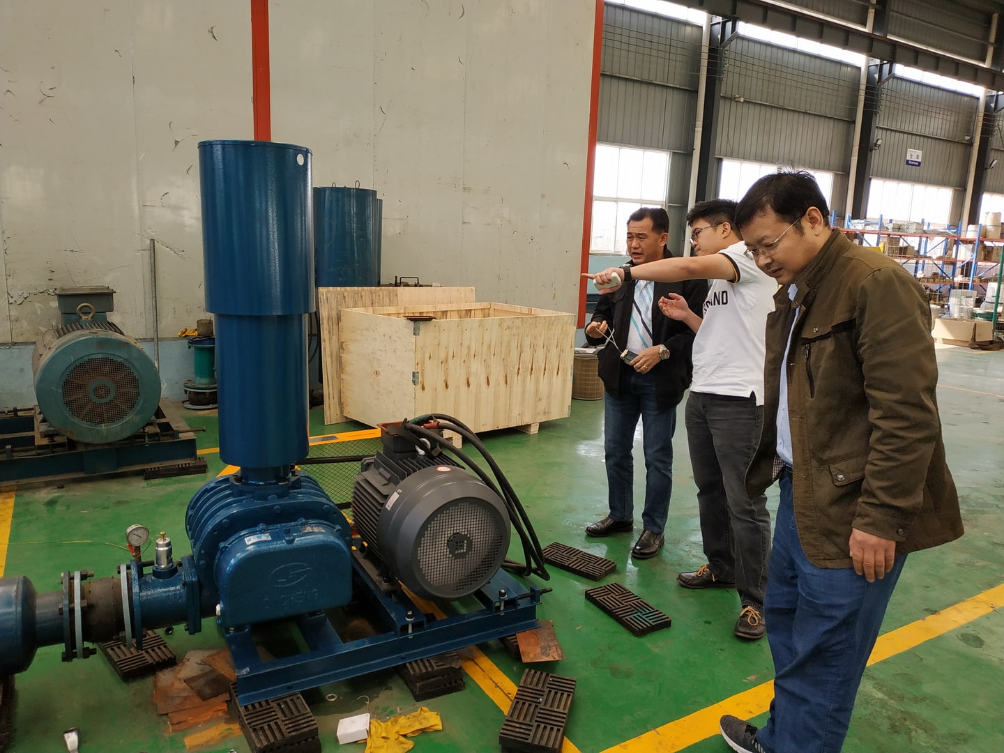 Roots blower customers come to Dacheng Machinery to visit and inspect