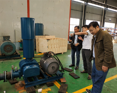 Roots blower customers come to Dacheng Machinery to visit and inspect